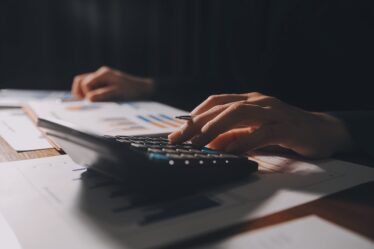 Skrivbord med miniräknare