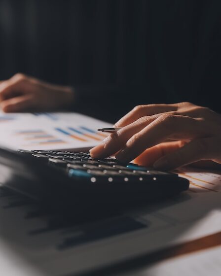 Skrivbord med miniräknare