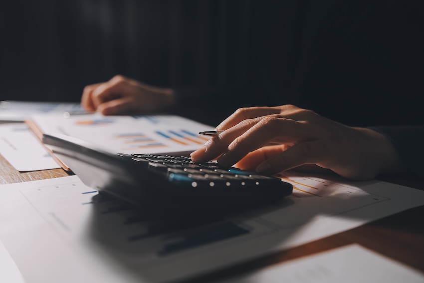 Skrivbord med miniräknare