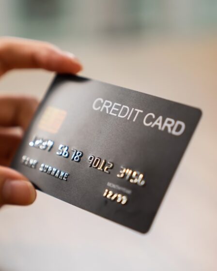 Någon håller ett kreditkort