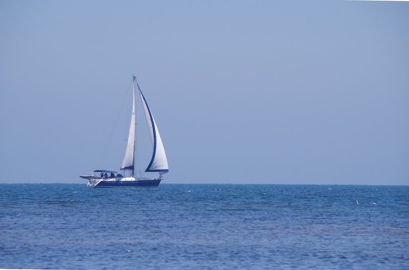 Segelbåt på öppet hav